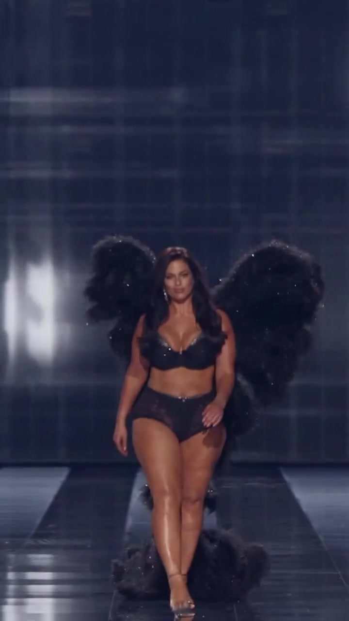 Plus size model for Viktorias Secret