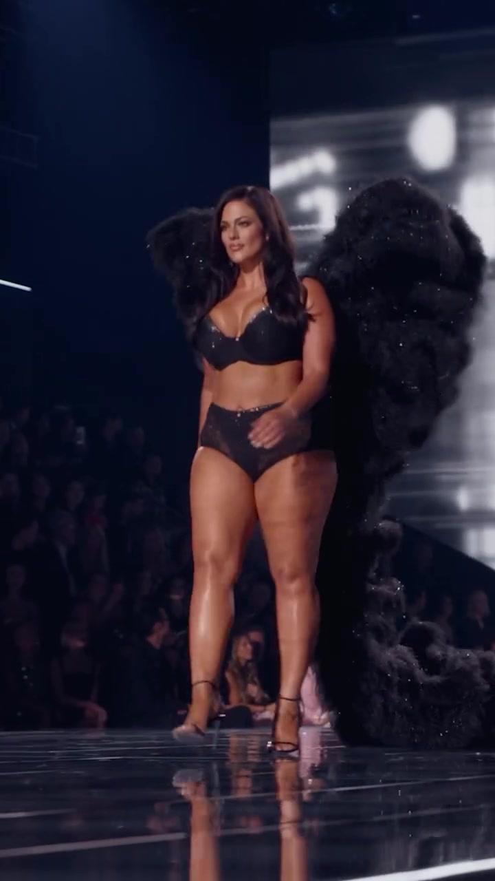 Plus size model for Viktorias Secret